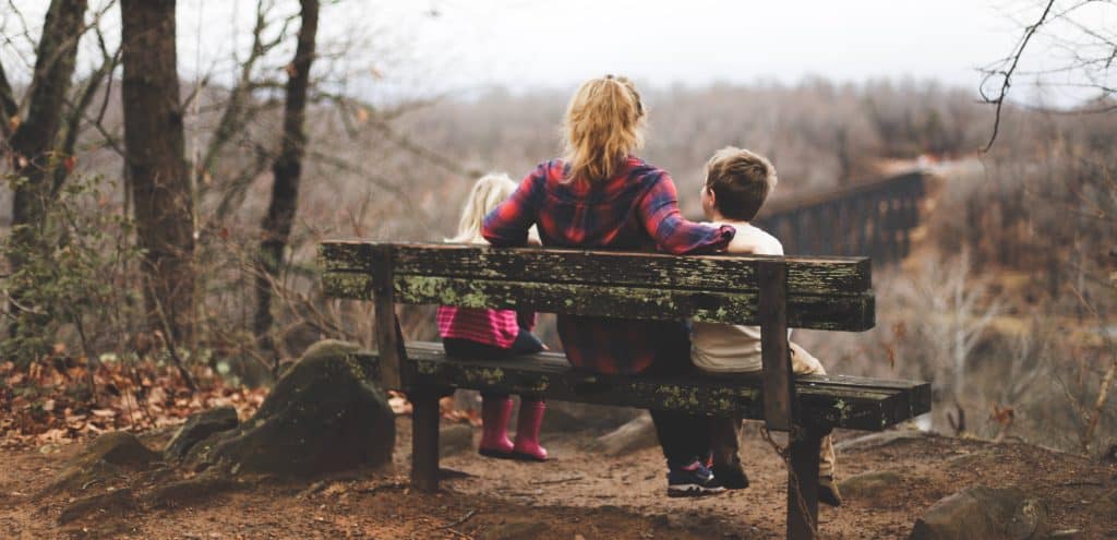 Une mère avec ses deux enfants Une mère avec ses deux enfants
