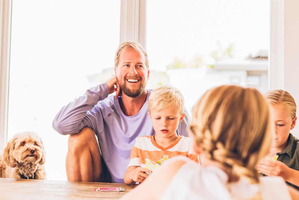 Un père souriant avec son enfant Un père souriant avec son enfant