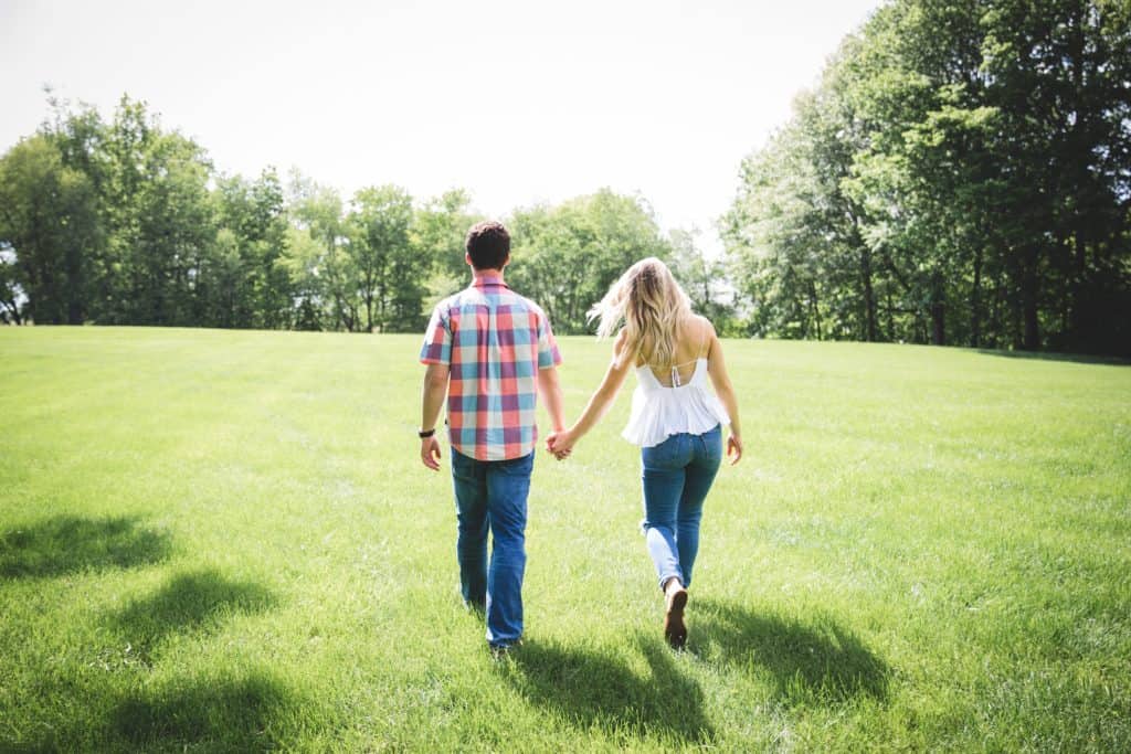 Un homme tenant la main de sa femme Un homme tenant la main de sa femme