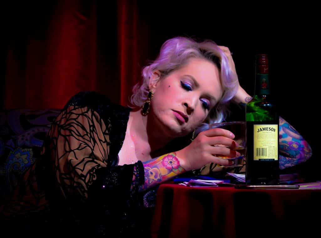 Une femme sombrant dans l'alcool Une femme sombrant dans l'alcool