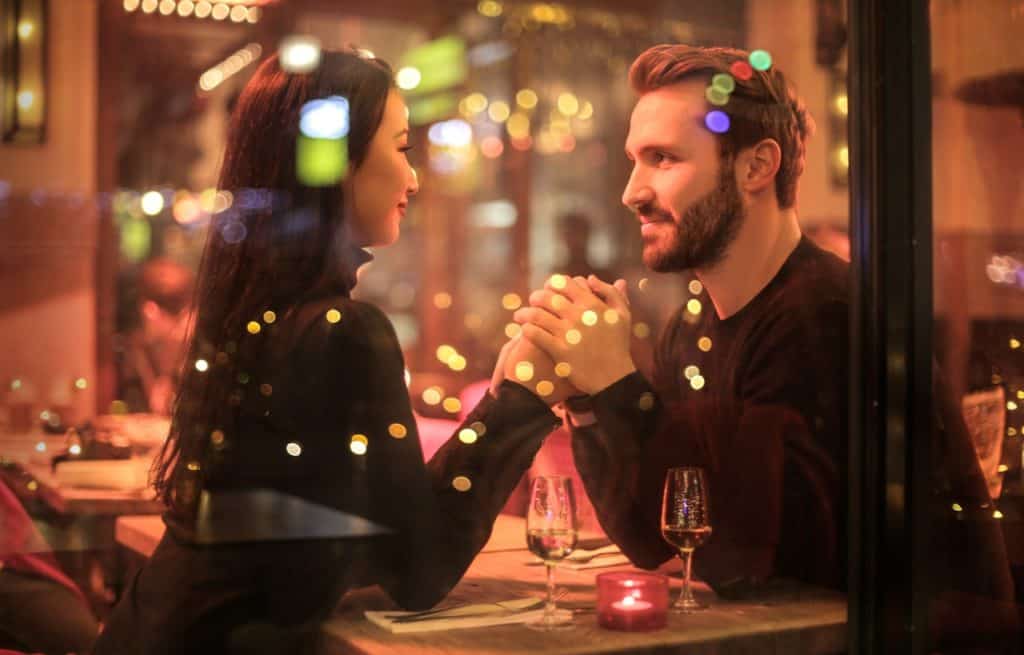 Un homme et une femme qui se tiennent la main Un homme et une femme qui se tiennent la main