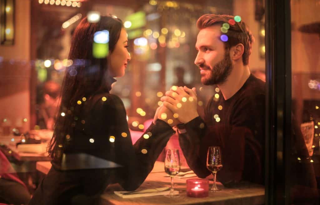 Un homme et une femme qui se tiennent la main