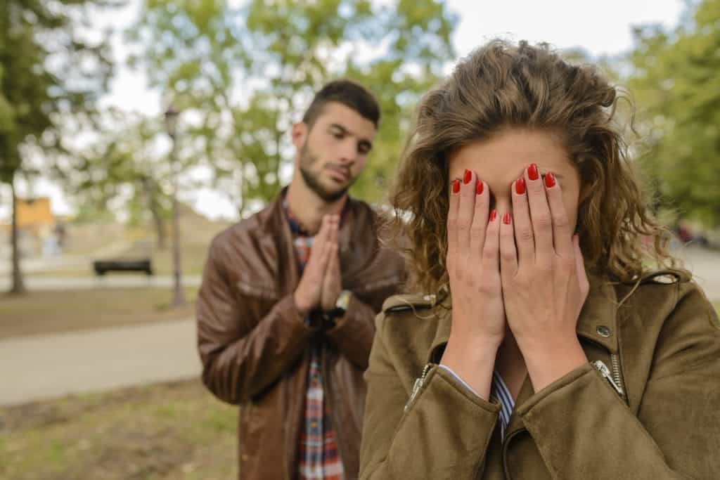 Un homme suppliant sa femme de revenir Un homme suppliant sa femme de revenir