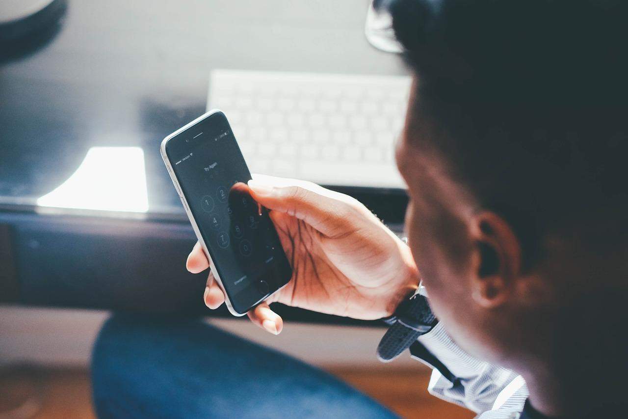 Un homme tenant son téléphone Un homme tenant son téléphone