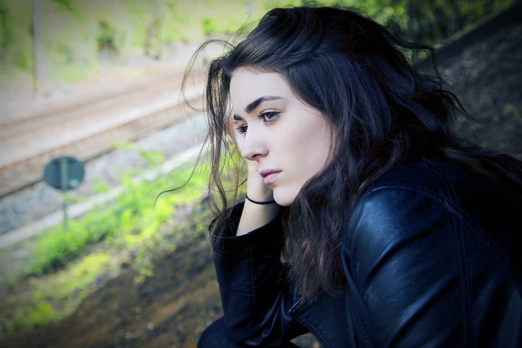 Une femme perdue dans ses pensées Une femme perdue dans ses pensées