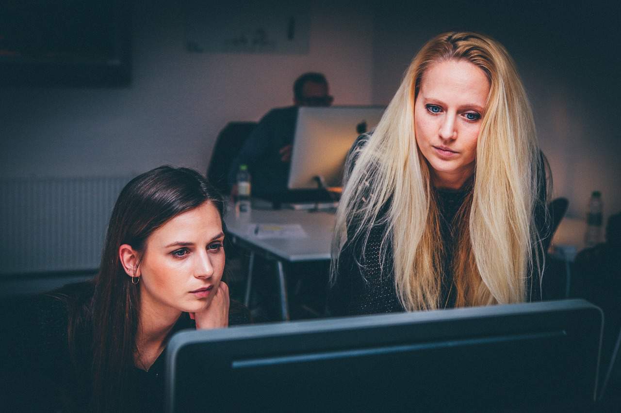 Deux femmes en plein travail Deux femmes en plein travail