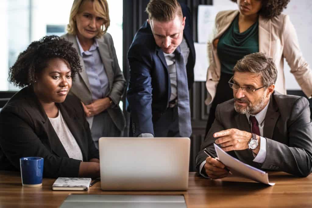 Un leader en train de mener un brainstorming Un leader en train de mener un brainstorming