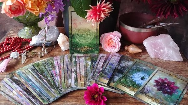Le jeu de cartes de l'oracle des Fleurs Le jeu de cartes de l'oracle des Fleurs