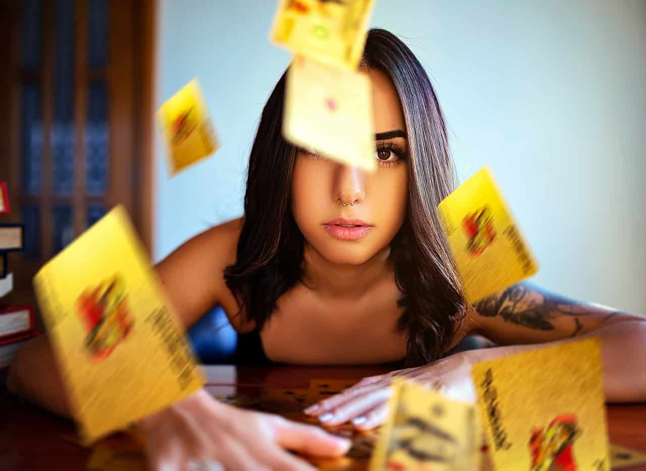 Une femme en train d'utiliser un jeu d'oracle des Fleurs Une femme en train d'utiliser un jeu d'oracle des Fleurs