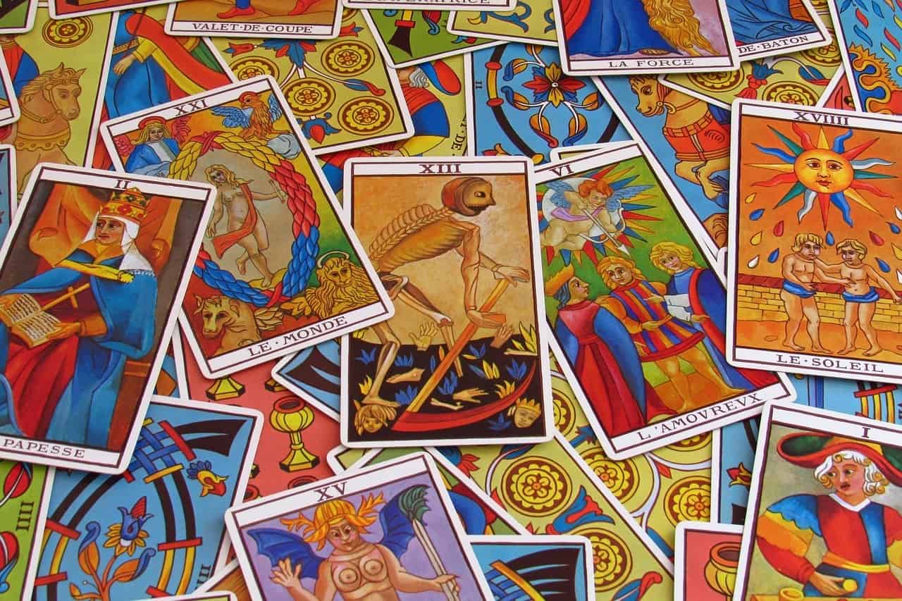 La carte de la Papesse parmi les autres lames du tarot de Marseille La carte de la Papesse parmi les autres lames du tarot de Marseille